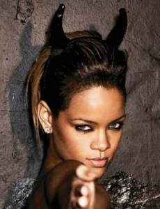 rihanna-devil-horns