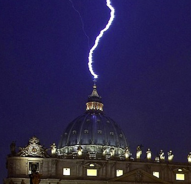 Rayo Golpea Vaticano el mismo Día que Renuncia Papa Benedicto XVI